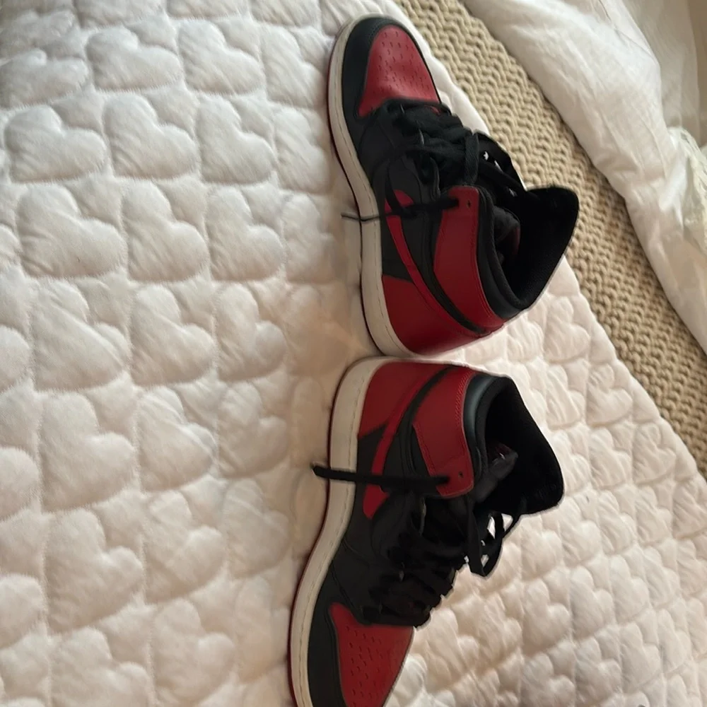 Nike Youth Black and Red Air Jordans Size 6.5 - Picture 1 of 8